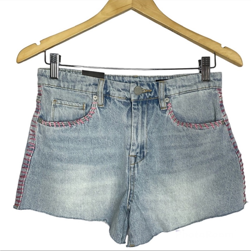 Blanknyc The Barrow Vintage High Rise Denim Short Crochet Stitches Details